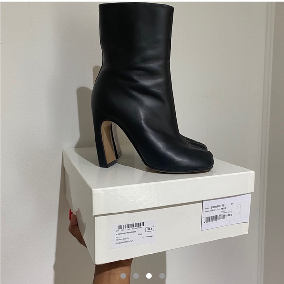 Black leather Mason MarGielaa tabi ankle boots with slightly curved block heel - Picture 1 of 4
